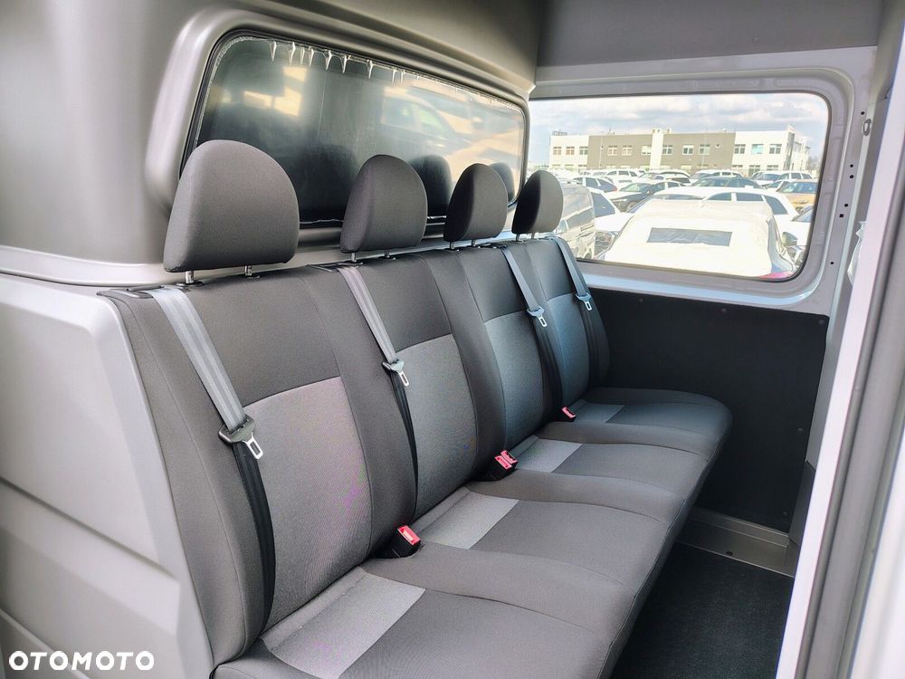 Volkswagen Crafter Crafter 35 Furgon z wysokim dachem silnik: 2,0 l EURO VI SCR 163 KM / skrzynia biegów: Przedni napęd automatyczna 8-biegowa rozstaw osi: 4490 mm - 8