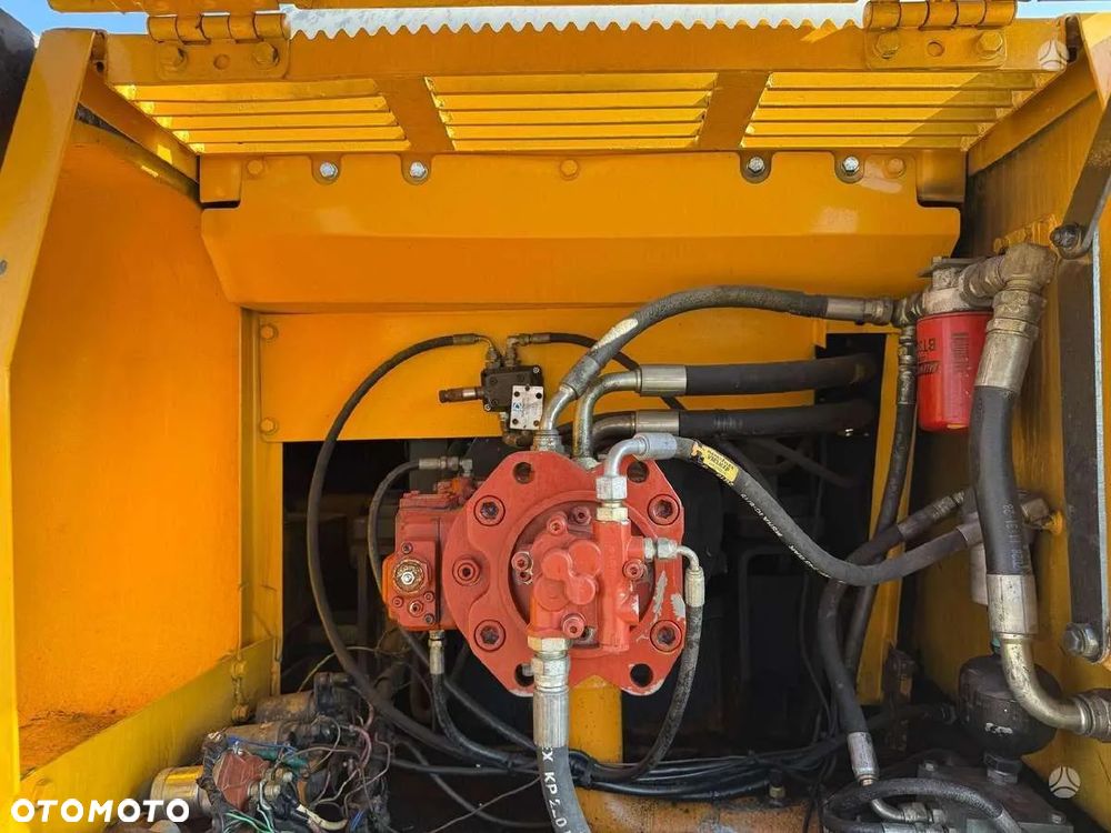 Volvo EC 240 LC - 10