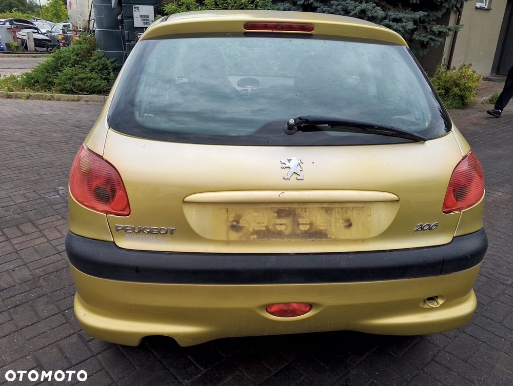 Peugeot 206 I FL (03-09r.) 1.4B 74KM. Silnik KFW Skrzynia 20CP81 lakier KAW – LAKIER ŻÓŁTY PERSEPOLIS.Cały na części. GWARANCJA !!!  Przód Tył Zestaw Komplet Drzwi Klapa Zderzak Błotnik Maska Grill Atrapa Szyba Pas Lampa Lusterko Boczki Fotel Kanapa Kokpit Deska Rozdzielcza Przełącznik Włącznik Sterownik Przewody Wiązka Instalacja Moduł Komputer Czujnik Listwa Pompa Alternator Wtryski Głowica Rozrusznik Kompresor Sprzęgło Dwumas Silnik Skrzynia ABS Klimatyzacji Paliwa Wspomagania Kolektor Turbina Przepustnica Zawór Chłodnica Koło Hak Belka Sanki Zawieszenie Mcpherson Półoś Amortyzator Wydech Tłumik Zacisk Most - 3