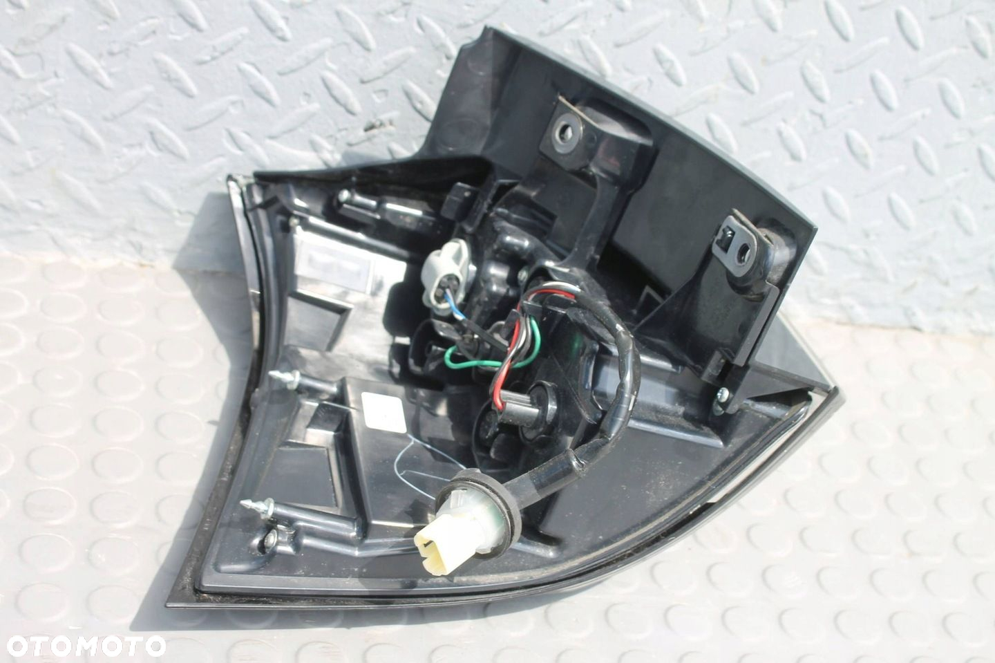 LAMPA W BŁOTNIK PRAWY TYŁ PRAWA TYLNA SUZUKI SX4 S-CROSS II 21- - 10