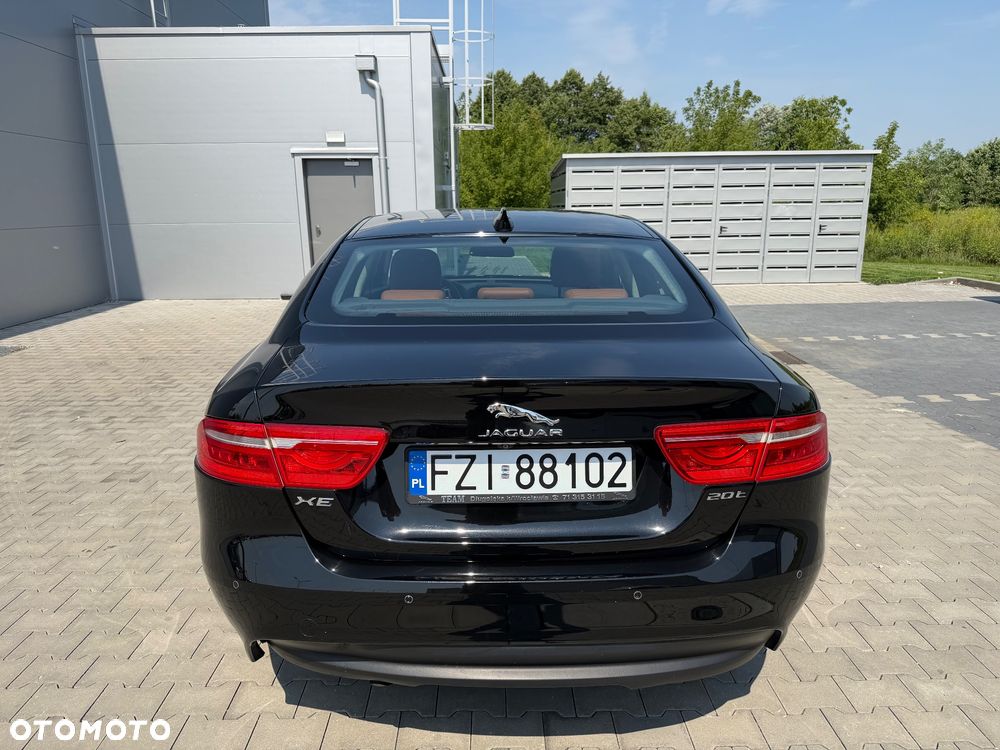 Jaguar XE 2.0 T Portfolio - 12