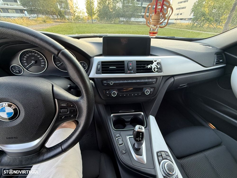 BMW 320 d EfficientDynamics Auto - 11