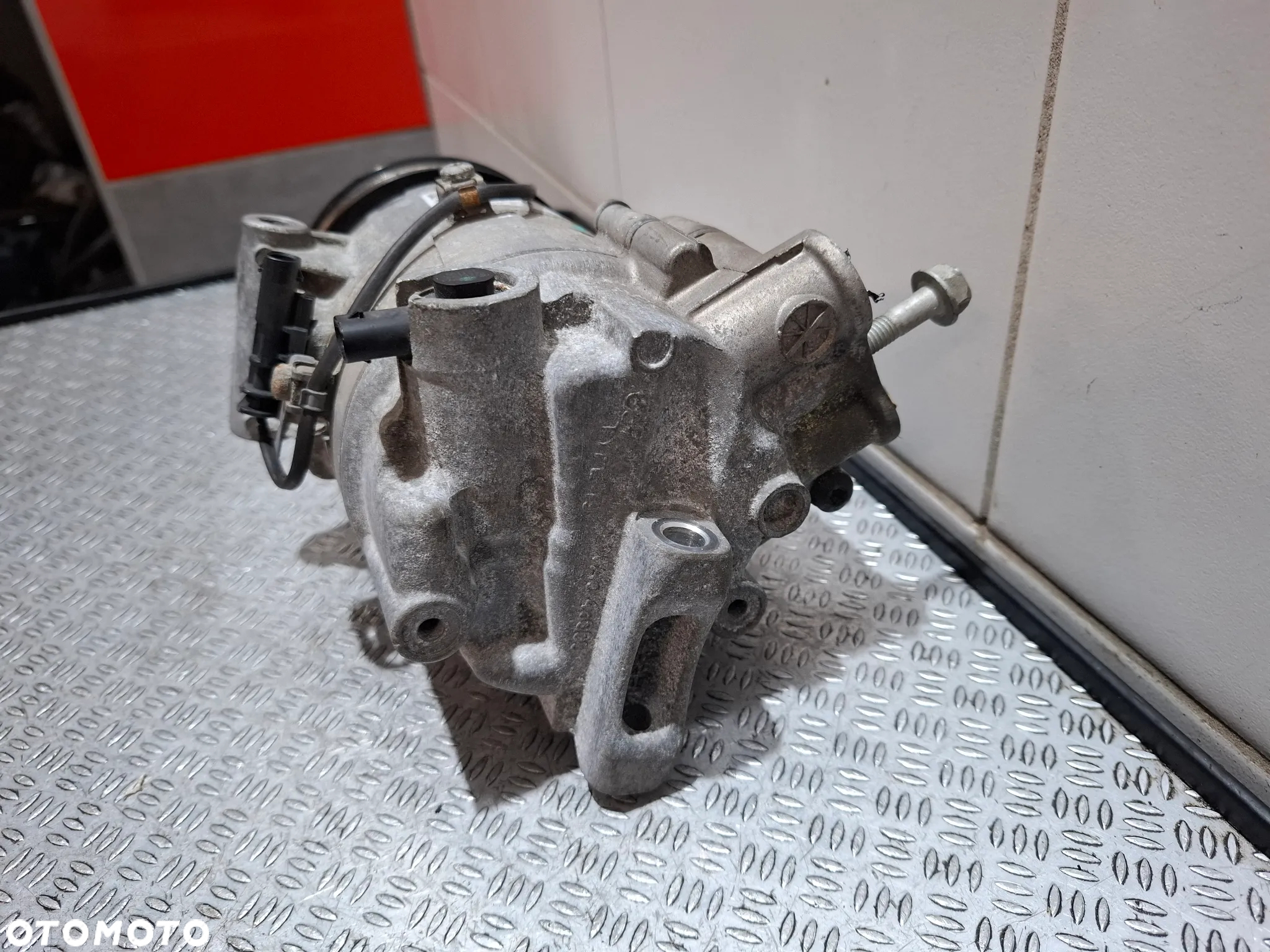 Sprężarka kompresor klimatyzacji Opel Zafira Astra nr 40135739 AK7 Rok 2015 - 6