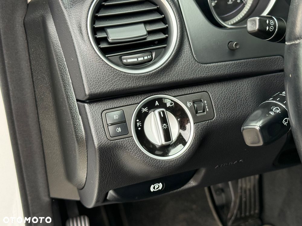 Mercedes-Benz Klasa C 180 CGI Automatik BlueEFFICIENCY Elegance - 23
