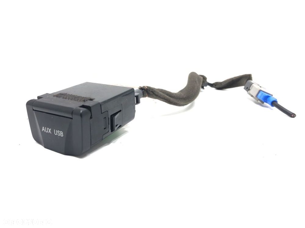 GNIAZDO USB  HYUNDAI SANTA FÉ III (DM, DMA) 2012 - 2022 2.2 CRDi 4WD 145 kW [197 KM] olej napędowy - 1