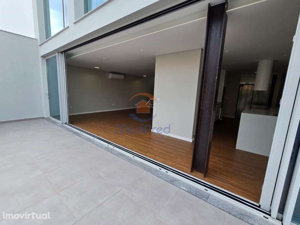 Moradia T3+1 NOVA, com Rooftop de 45 m2 | Famões, Odivelas - Grande imagem: 2/47