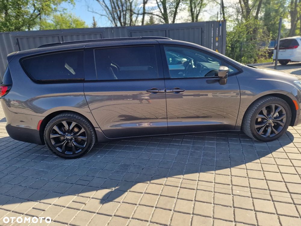 Chrysler Pacifica - 8