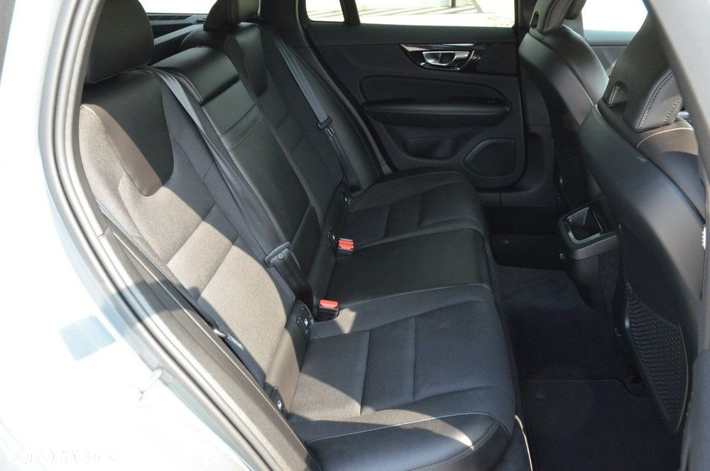 Volvo V60 D4 Geartronic Momentum - 34