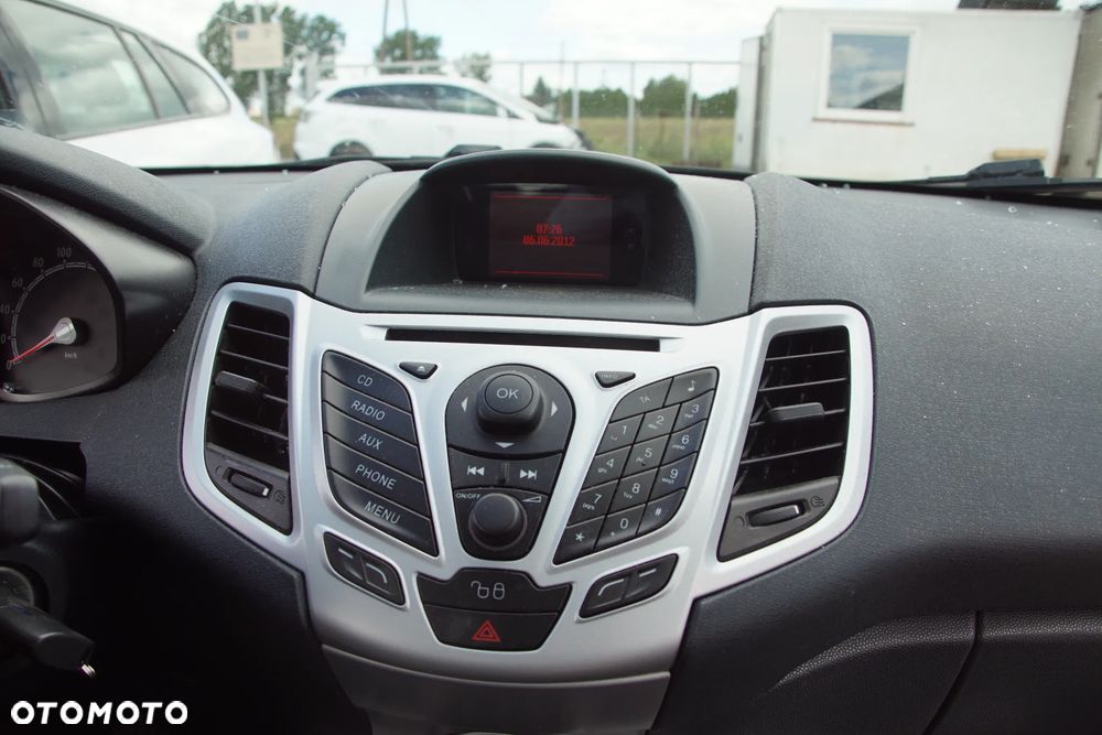 Auto na części - Ford Fiesta MK7 1.25 82 KM SNJA 8A6R-7002-JK CFSC 2012R Silnik Skrzynia Drzwi Maska Błotnik Zderzak Klapa Lampa Lusterko Lampa Szyba Deska Kokpit Sterownik Moduł Czujnik Licznik Panel Kierownica - 13