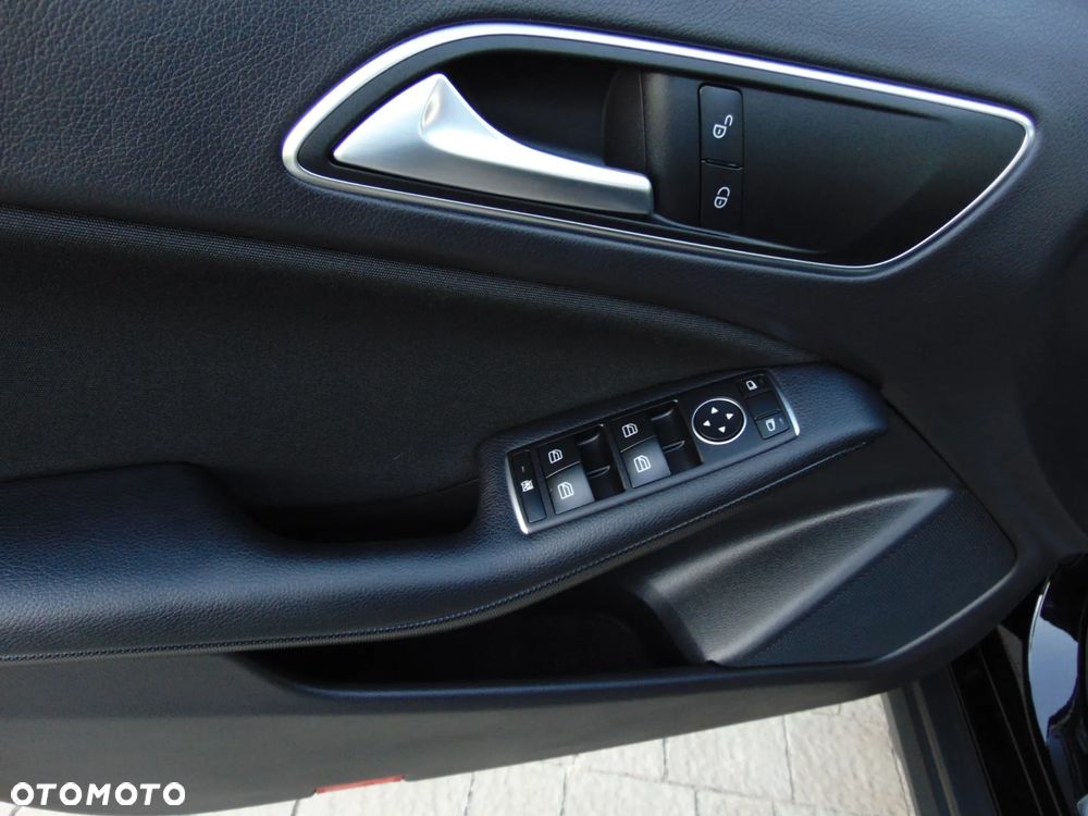 Mercedes-Benz GLA 180 UrbanStyle Edition - 20