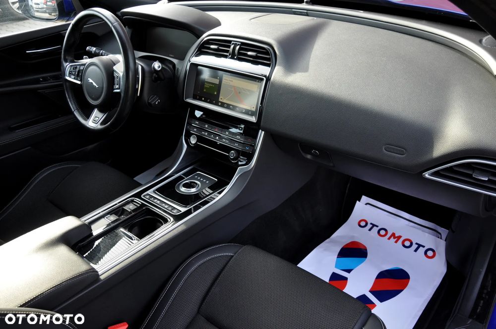 Jaguar XE 2.0 D AWD R-Sport - 34