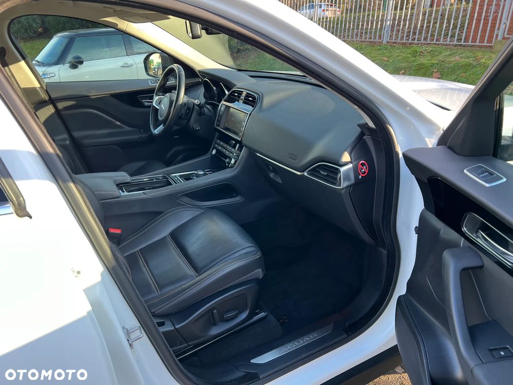 Jaguar F-Pace P250 AWD R-Dynamic SE - 14