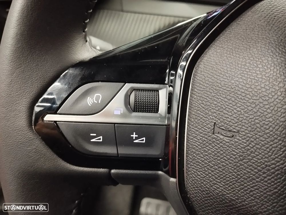 Peugeot 2008 1.2 PureTech Allure - 22