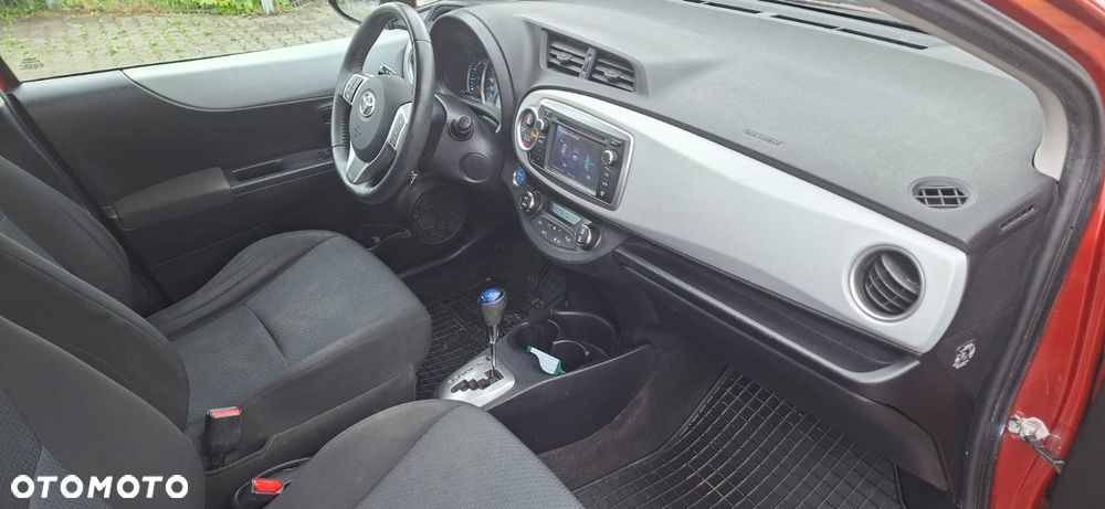 Toyota Yaris Hybrid 100 Dynamic - 13
