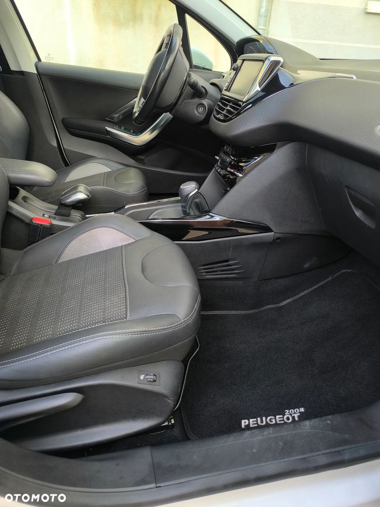 Peugeot 2008 1.2 Pure Tech Allure S&S EAT6 - 24
