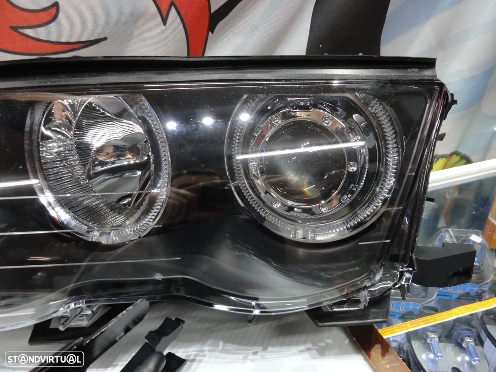Faróis angel eyes com luz branca 5000k para BMW E46 4 portas / limosine 98-01 fundo preto com angel eyes em branco - 9