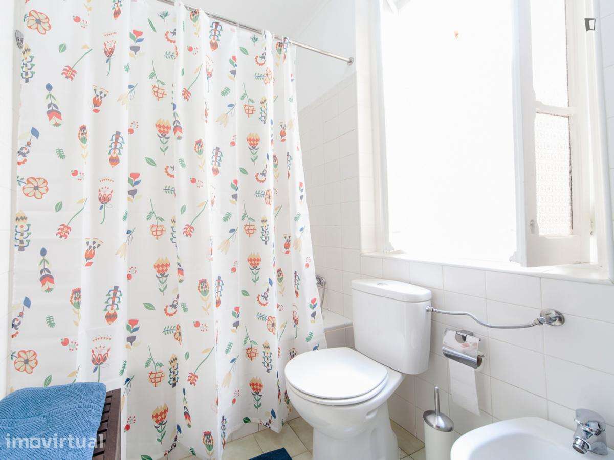 Quarto - localizado em Anjos Lisbon - Grande imagem: 3/16