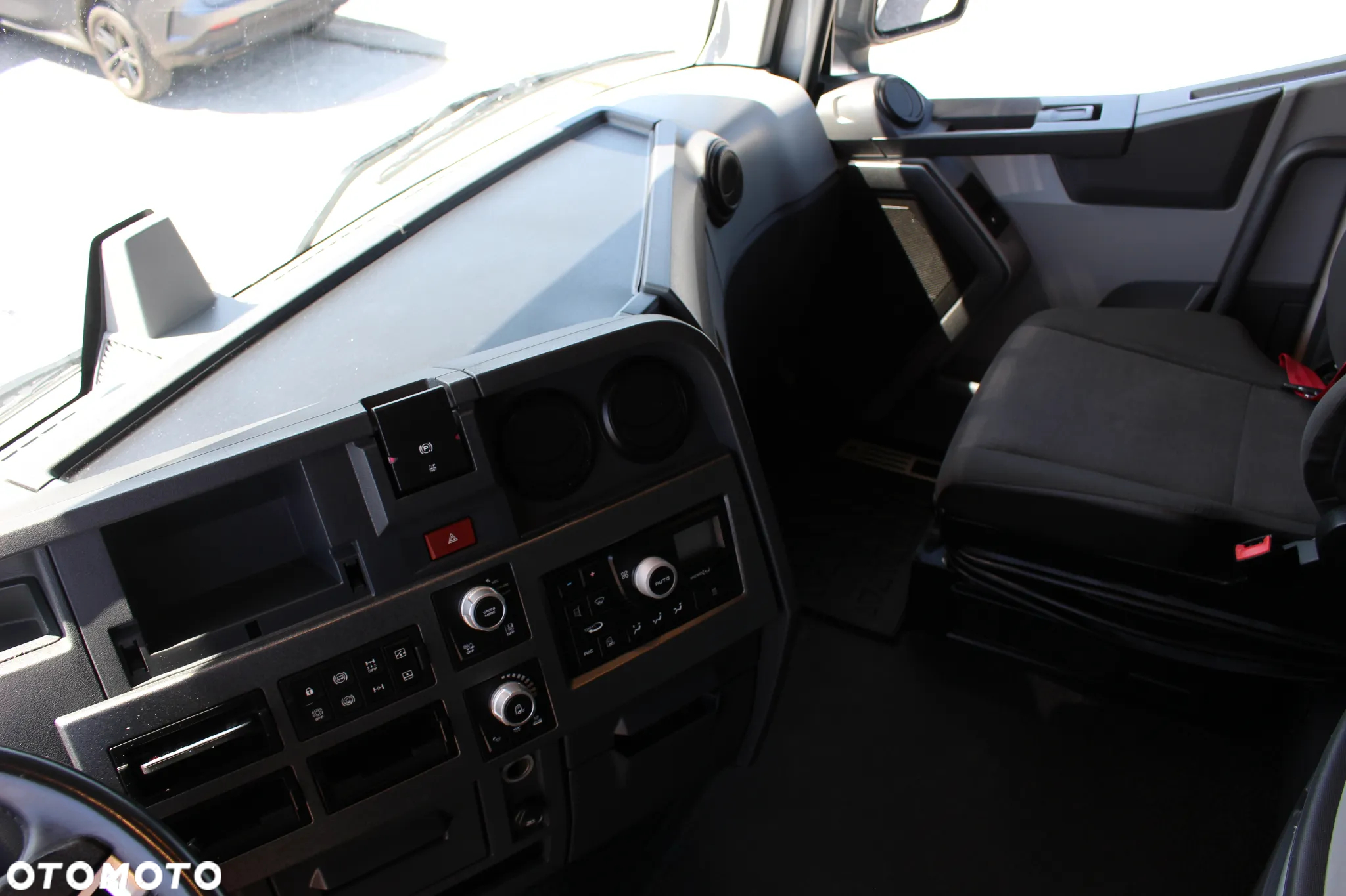 Renault T520 *13L* / KLIMA POSTOJOWA / HIGH CAB / 2 ZBIORNIKI /PEŁNY SPOILER /ACC / BL.MOSTU / Euro 6 /**SERWIS FR**/ STAN IDEALNY / - 32