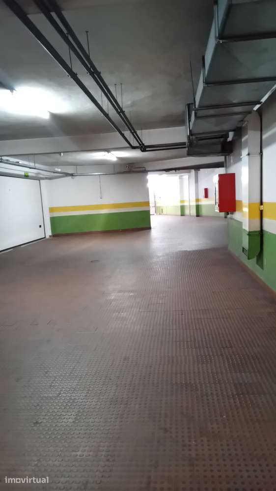 Garagem para arrendar no centro de Almada - 30m² iluminada - Grande imagem: 4/6