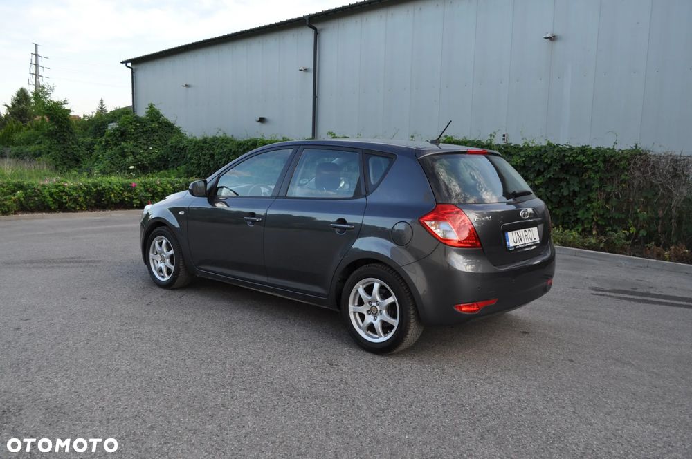 Kia Ceed - 8