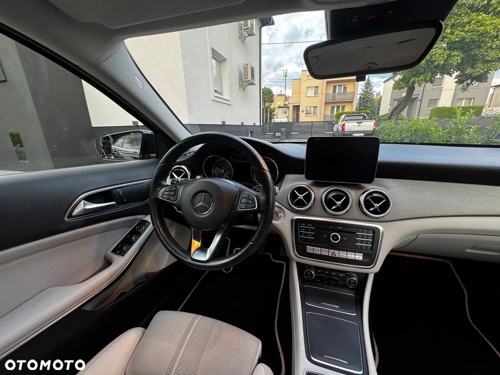 Mercedes-Benz GLA 200 7G-DCT - 12