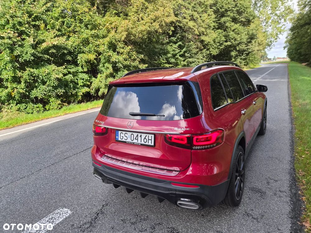 Mercedes-Benz GLB 250 4-Matic AMG Line 8G-DCT - 24