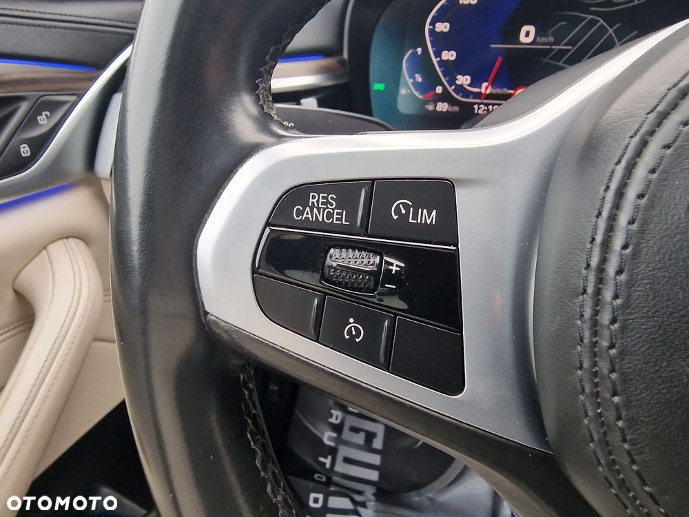 BMW Seria 5 520i M Sport Edition - 38