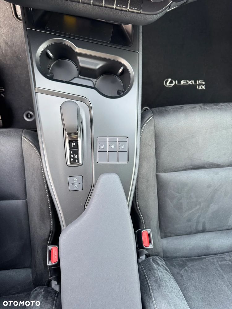 Lexus UX 300h Business - 15