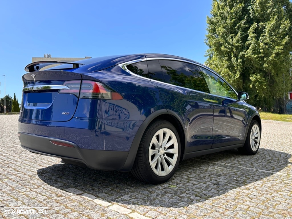 Tesla Model X 90D - 15