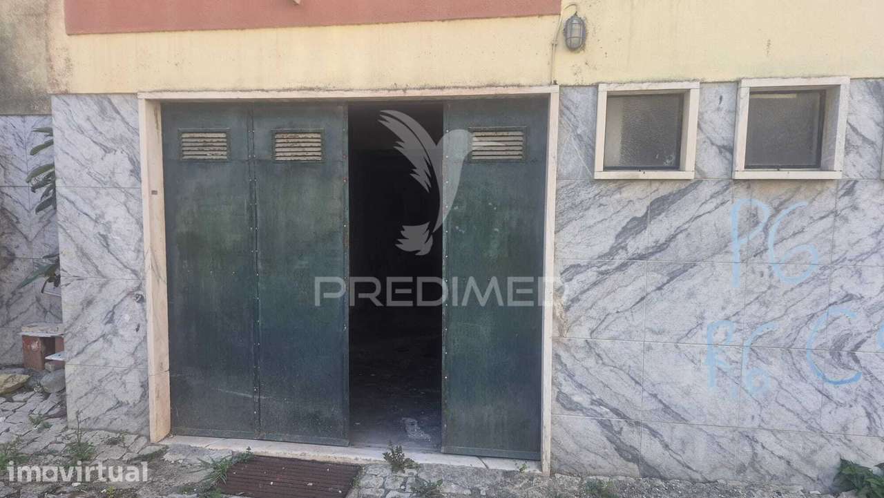 Garagem junto à estação de Rio de Mouro, Sintra - Grande imagem: 3/7