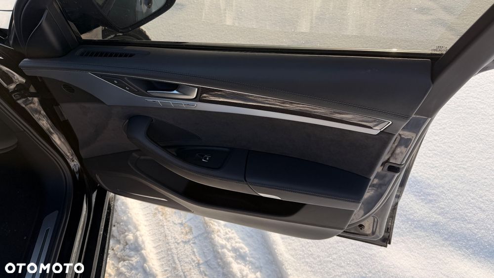 Audi S8 Plus - 30