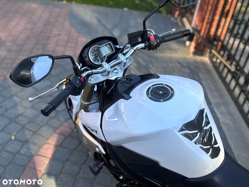 Suzuki GSR - 16