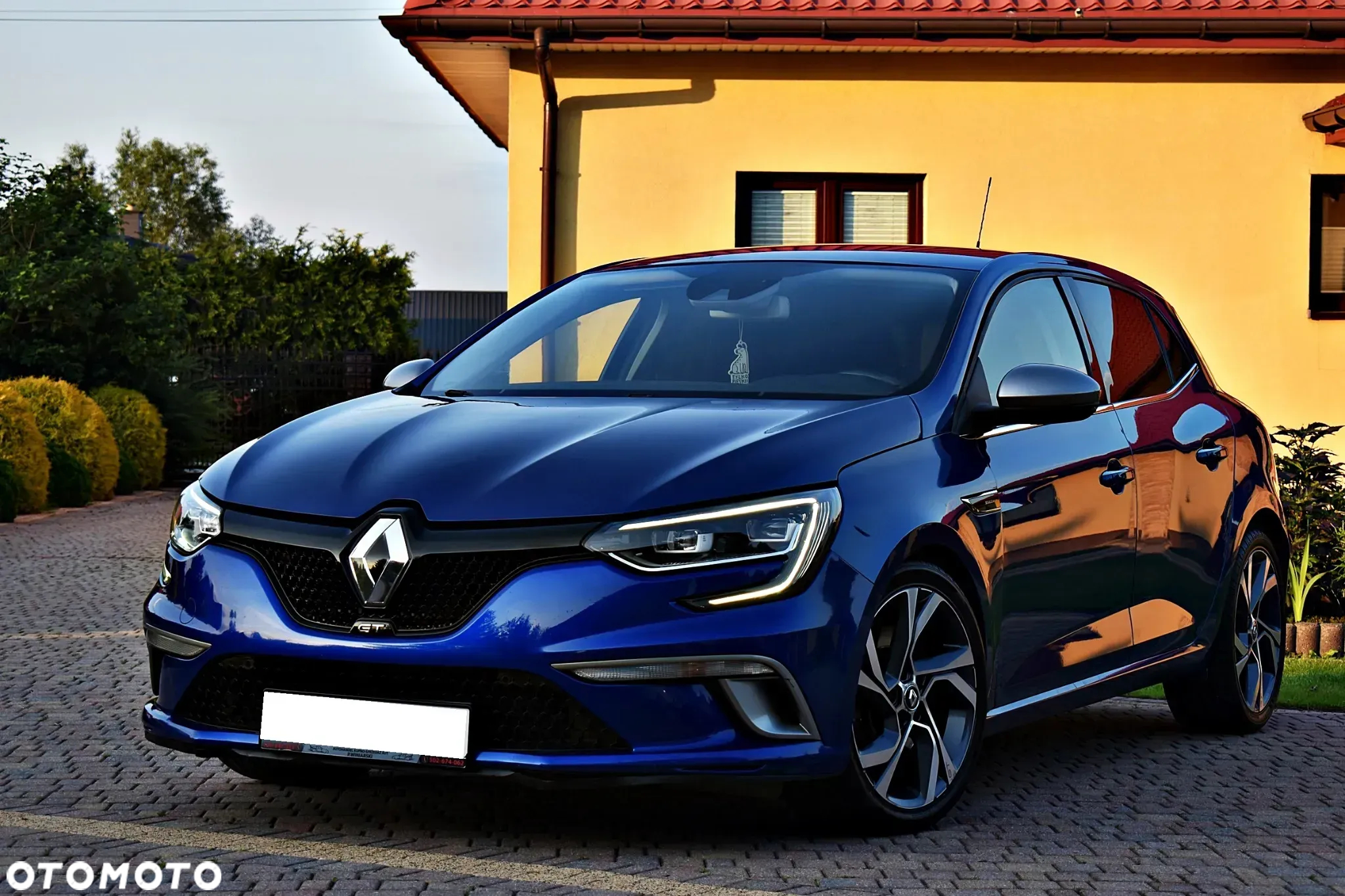 Renault Megane ENERGY TCe 205 EDC GT - 2