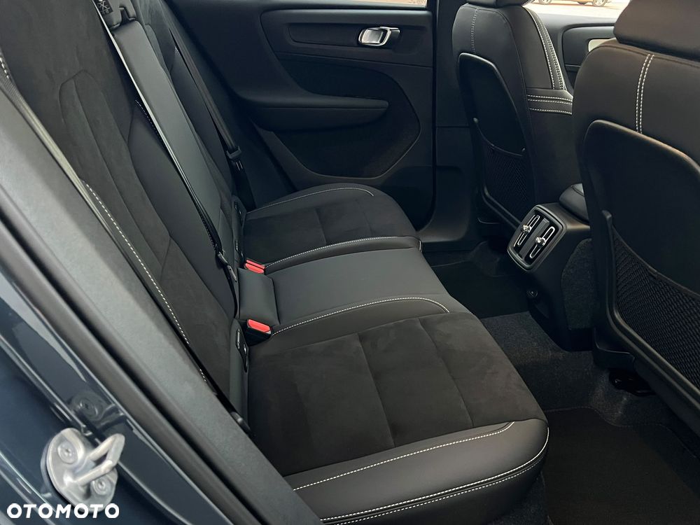 Volvo XC 40 B4 AWD Ultimate Dark - 22