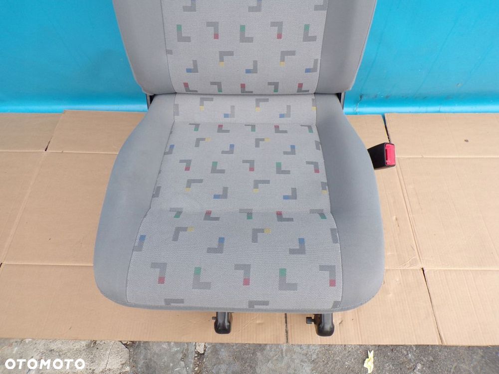 VW T5 CARAVELLE FOTEL POJEDYŃCZY (KOZIOŁEK) 2 RZĄD TAPICERKA W L - 3