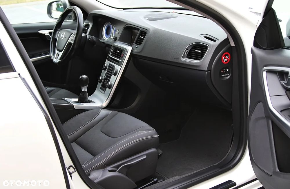 Volvo V60 2.0T R-Design - 36