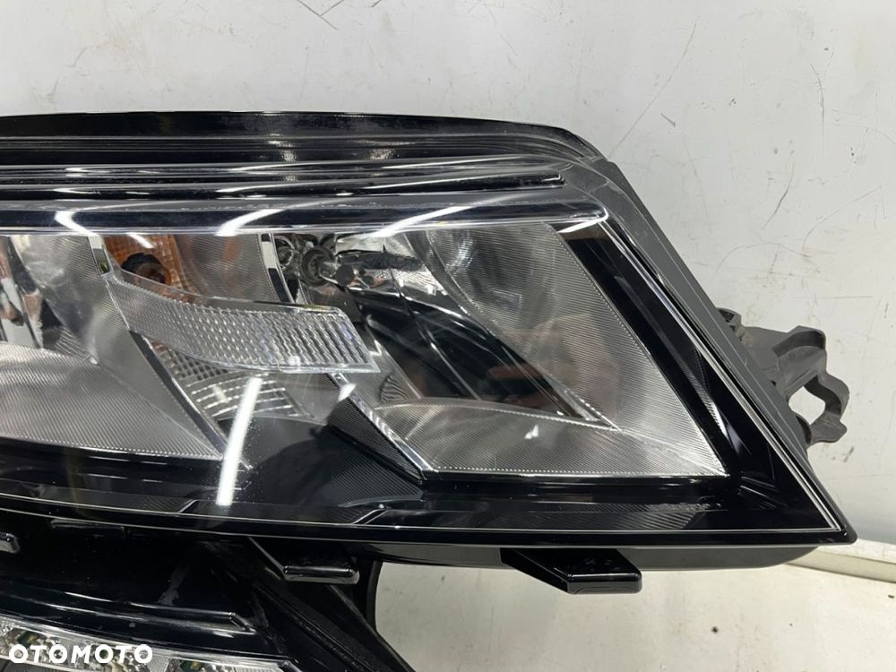 Lampa reflektor Skoda Kodiaq I 16-19r. PRAWA przednia zwykła na żarówki pasek DRL LED prawy przód Eu - 6