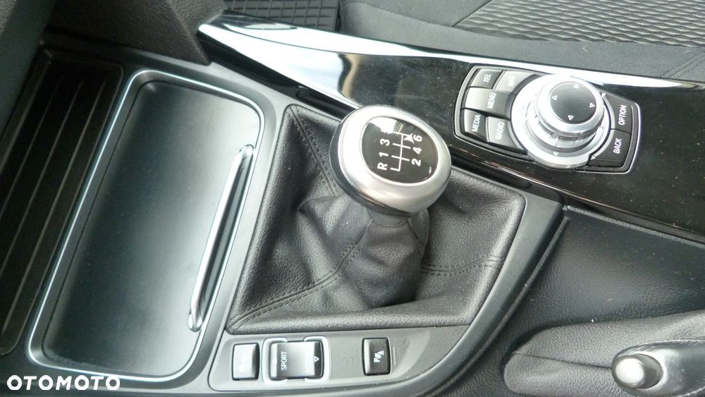 BMW Seria 3 318d Touring Sport Line - 13