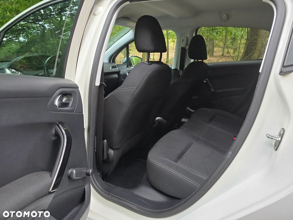 Peugeot 208 - 12