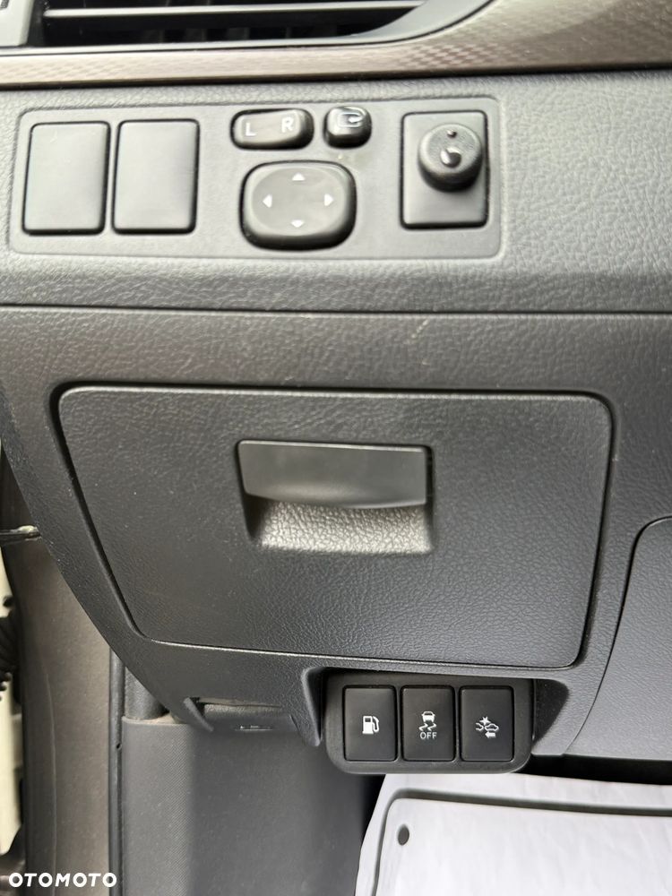 Toyota Avensis 1.8 Premium MS - 12