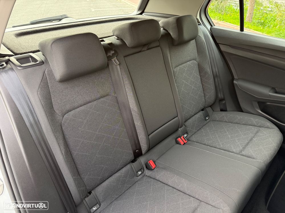 VW Golf 1.5 eTSI Life DSG - 32