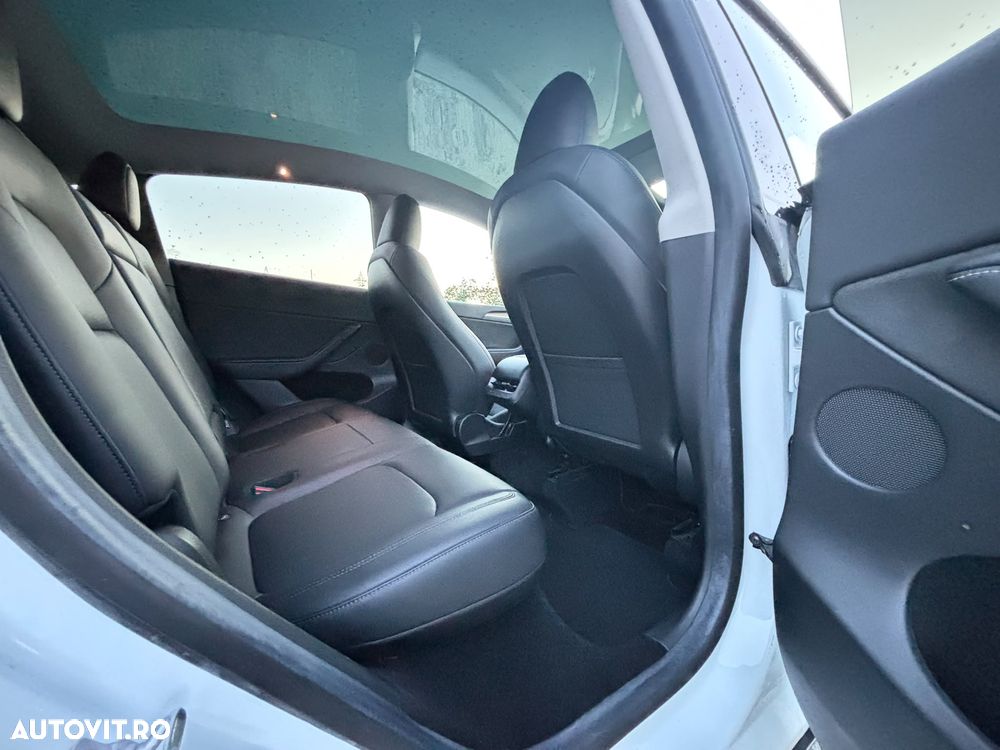 Tesla Model Y Long Range Dual Motor AWD - 11