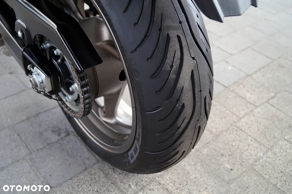 Suzuki GSX - 16