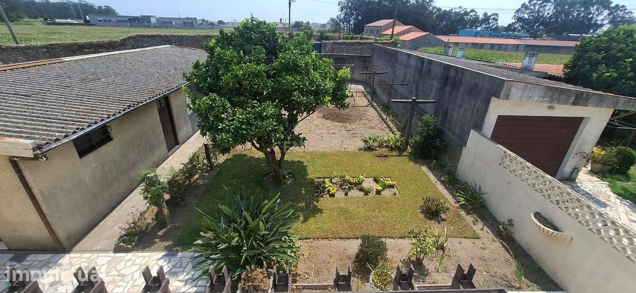 MORADIA DE TRÊS PISOS, QUATRO FRENTES E UMA ÓTIMA ZONA EXTERIOR GIESTE - Grande imagem: 3/20