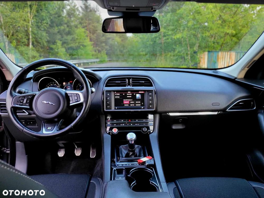 Jaguar F-Pace 20d AWD R-Sport - 6