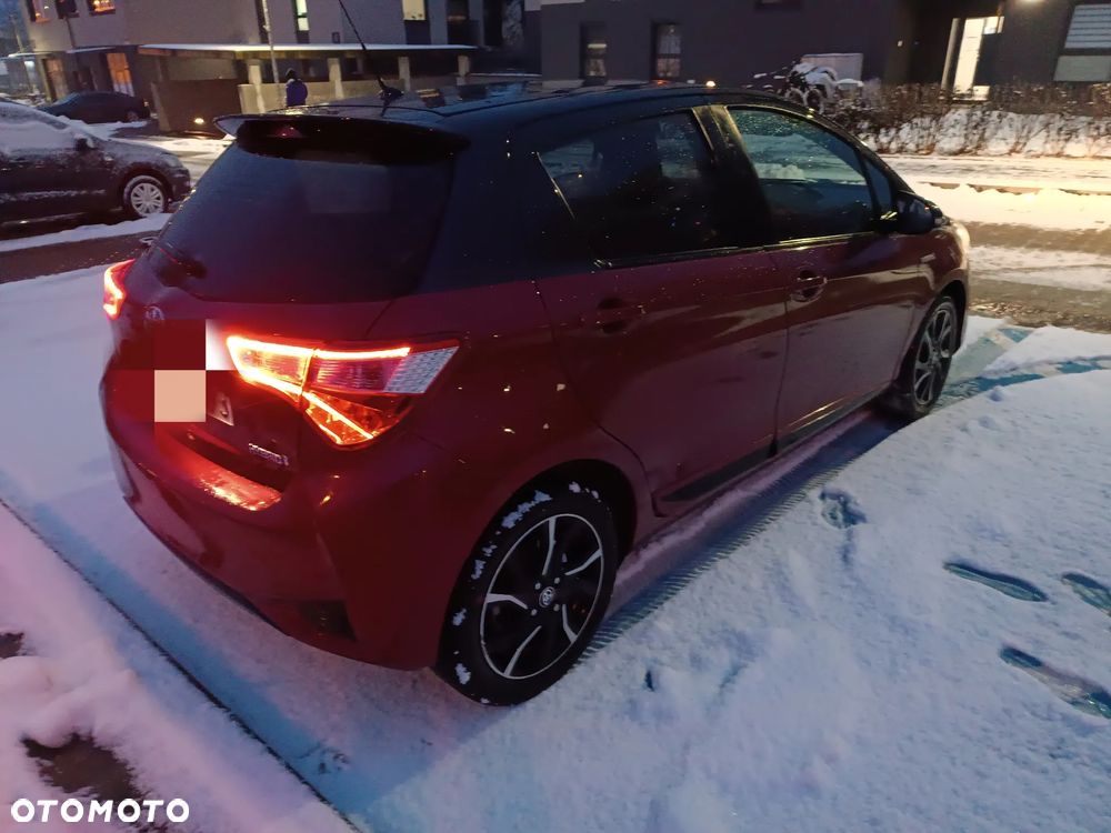 Toyota Yaris Hybrid 100 Selection - 3