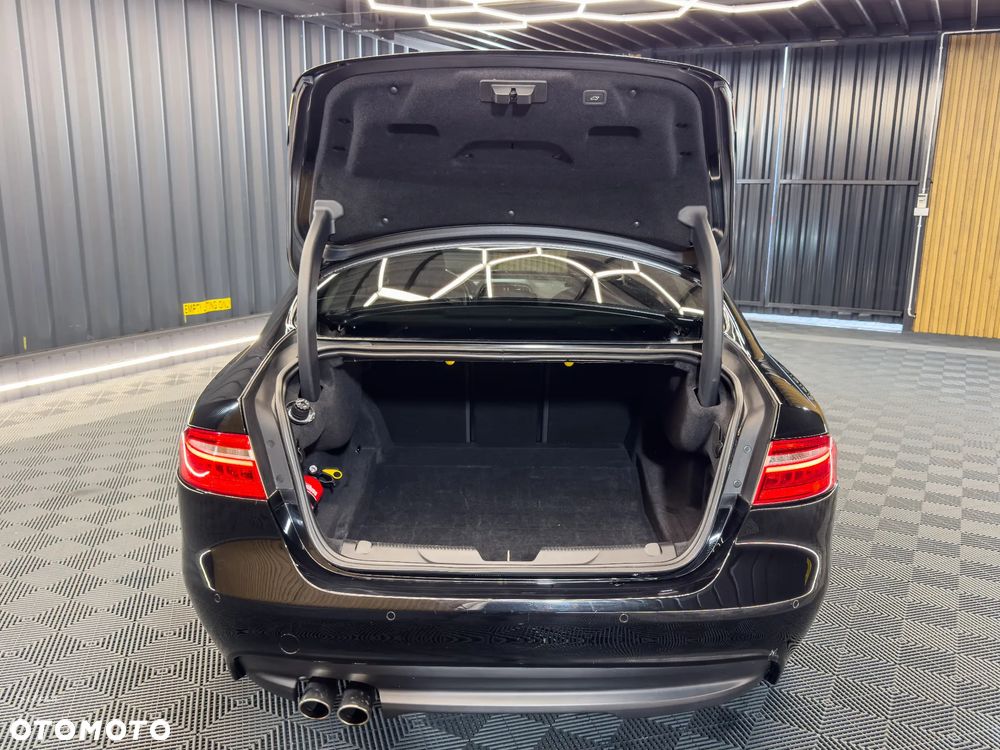 Jaguar XE 20d Prestige - 13