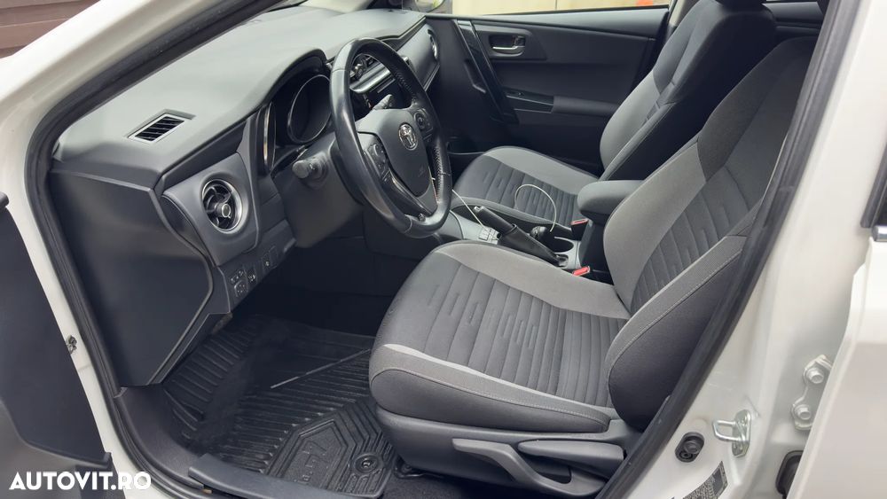 Toyota Auris 1.8 L VVT-i HSD Luna - 1