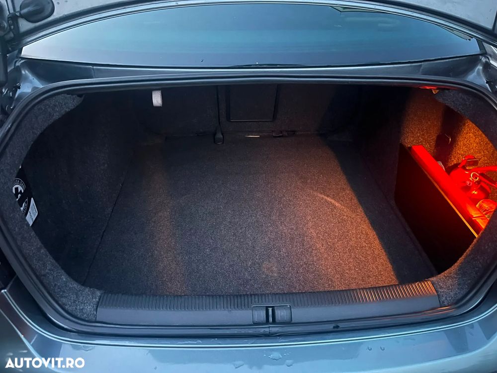 Volkswagen Jetta 1.9 TDI Comfortline - 12