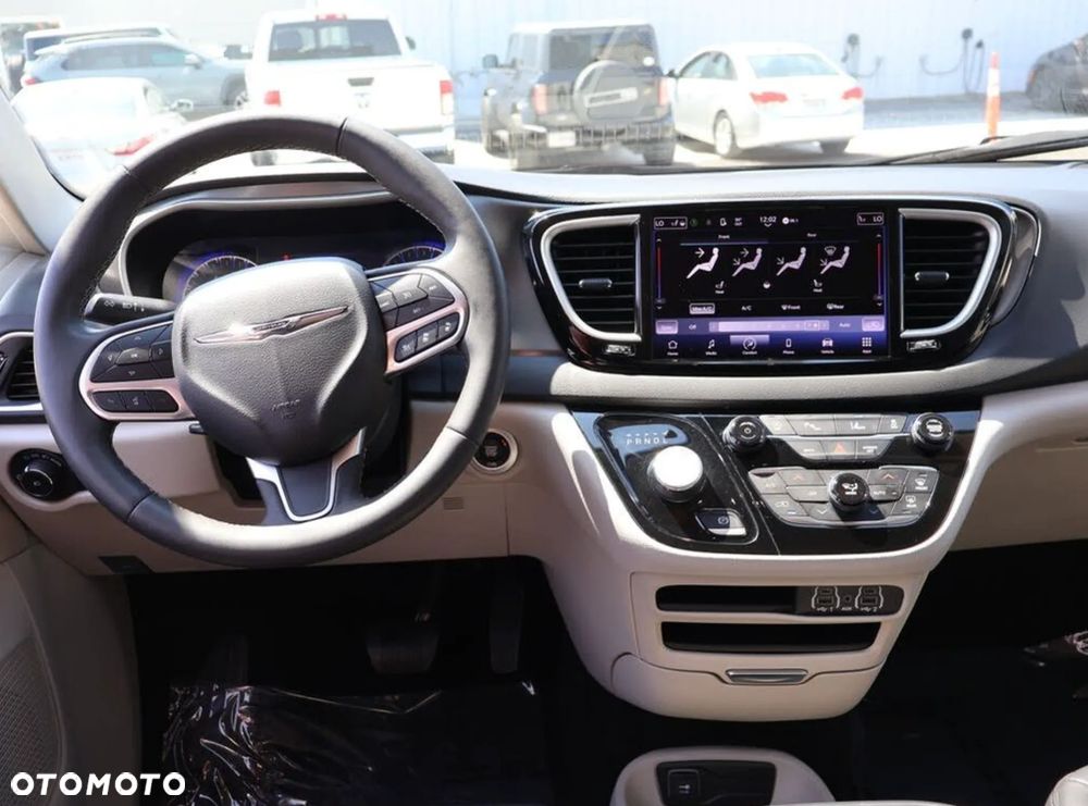 Chrysler Pacifica - 7